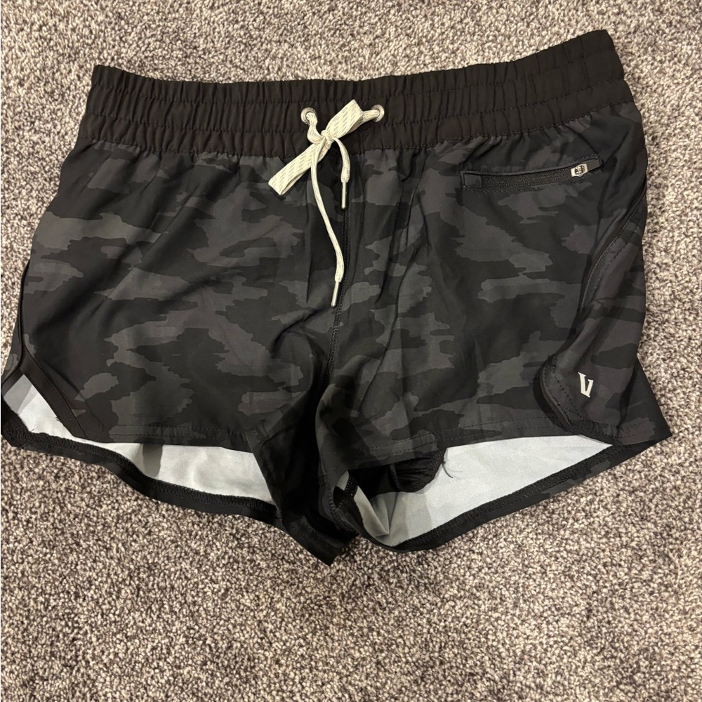 Vuori Women's Navy Camo Athletic Shorts NWOT - Picture 5 of 5